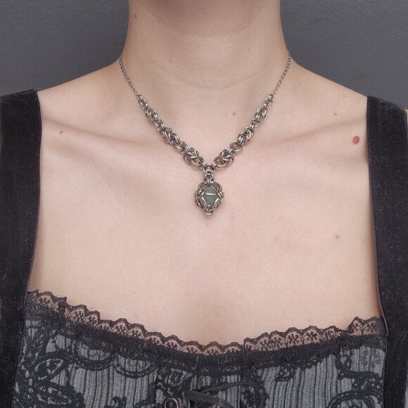 Gothic chunky silver choker necklace ✦ Green caged pearl chainmaille necklace - Picture 4 of 8